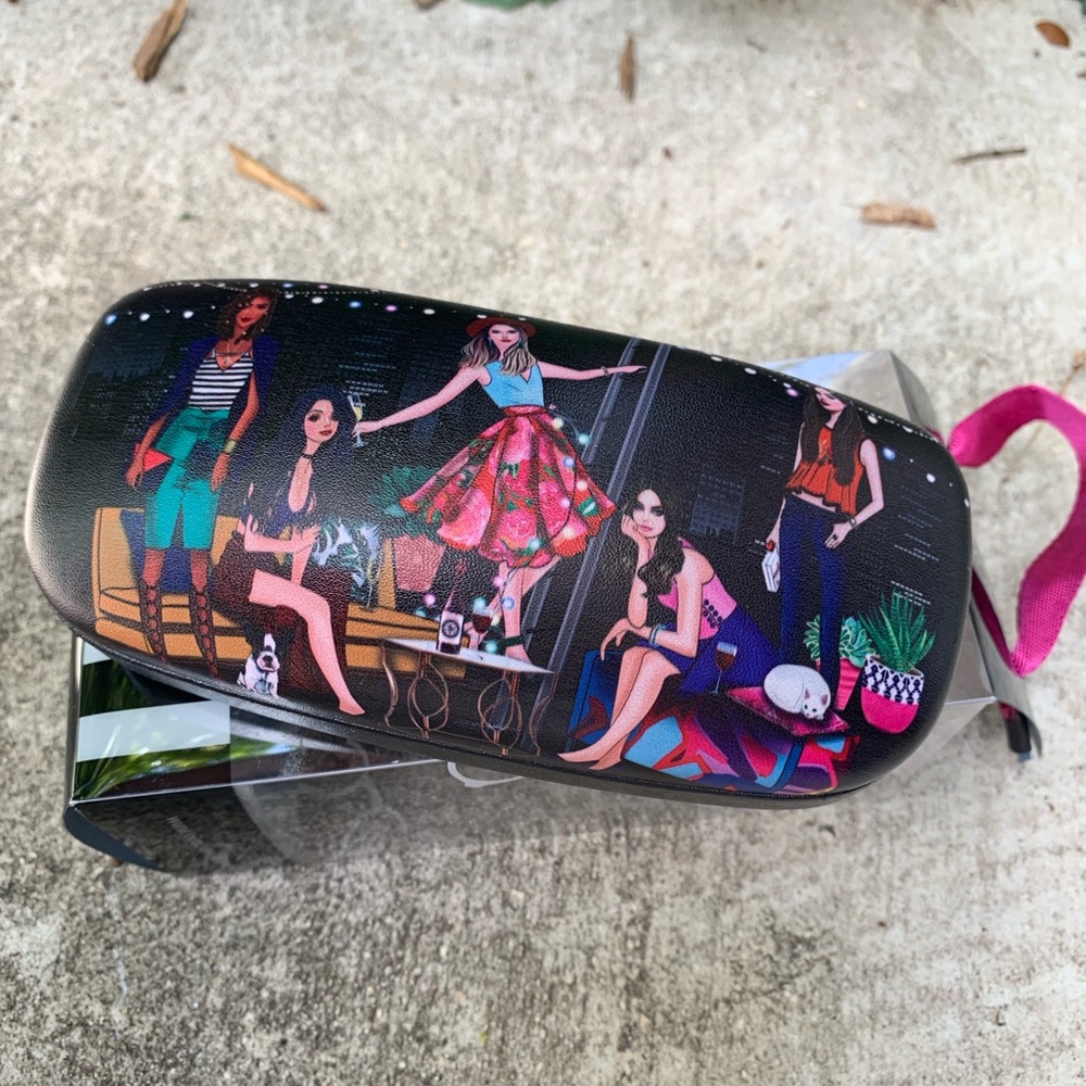 House Party Clamshell Eyeglass Holder!   ❤️
